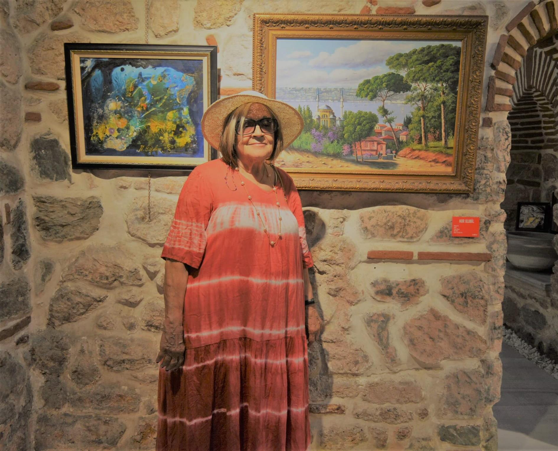 Ressam Nur Ulubil Eseri İle 10. Kırmızı & Beyaz Sergisi’nde 